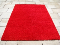 Czerwony dywan shaggy, świeżo wyczyszczony, 160 x 230 cm 