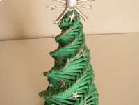 Mała zielona choinka ze srebrnymi dodatkami 26 cm świąteczny stroik