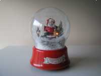 Duża obracająca się i świecąca kula śnieżna z pozytywką – św. Mikołaj 