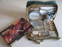 Zestaw grillowo - piknikowy z wyposażeniem + grill przenośny